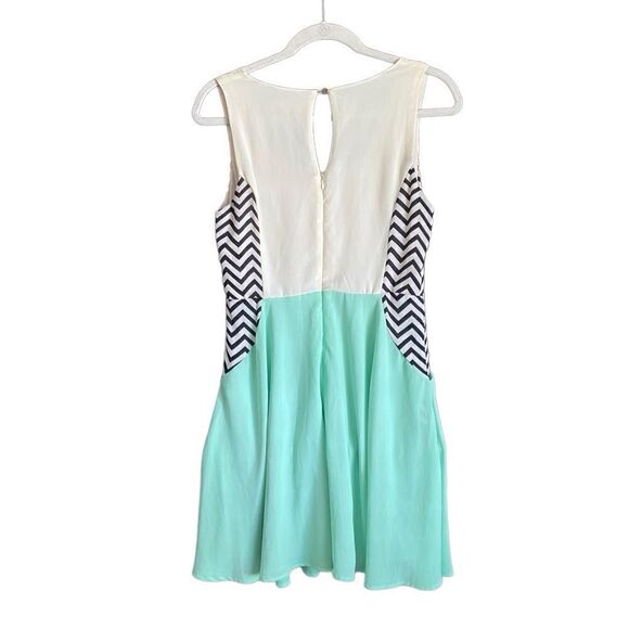 Double Zero Green/Cream Solid with Black Zigzag Print Sleeveless Dress. Size Med - Picture 4 of 8